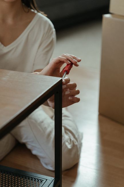 三重で通販家具をドライバーで組み立てる様子（便利屋の家具組み立て代行）