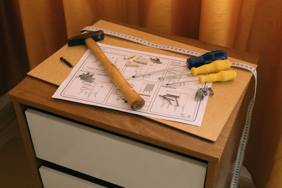 組み立て式家具の説明書と工具、引き出し付きキャビネットのパーツ
