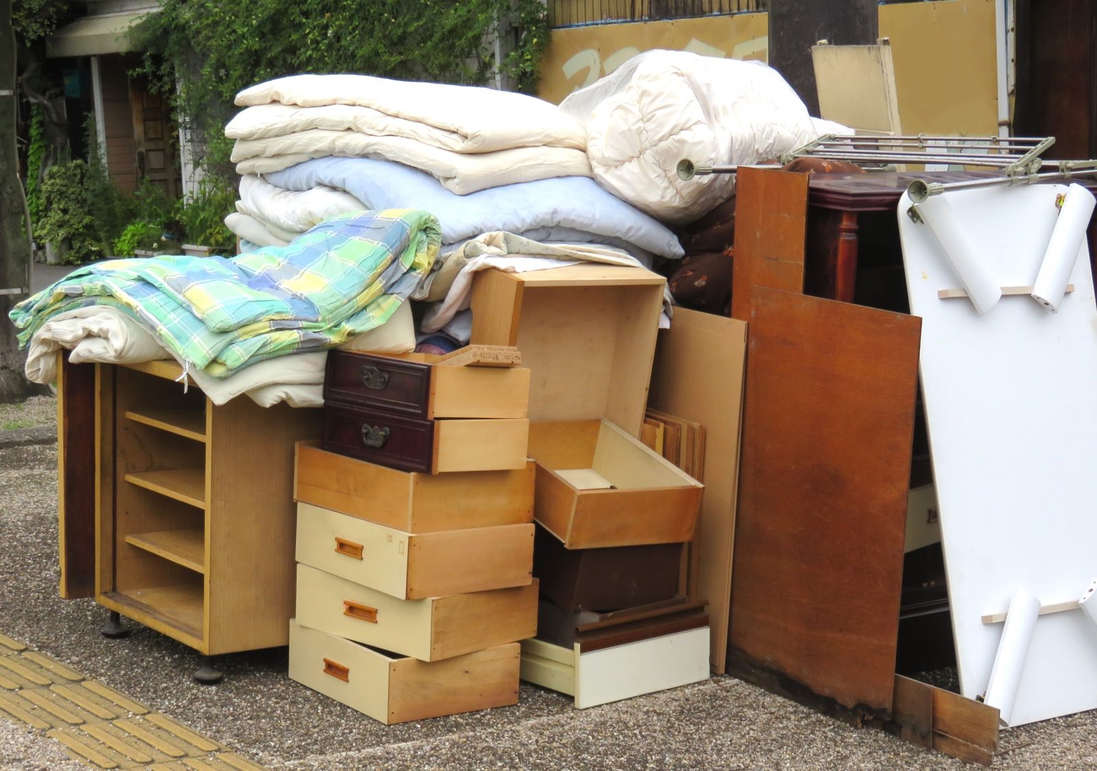 ゴミ屋敷の片付けで運び出した布団・タンス・棚などの家財（三重県の便利屋の搬出作業イメージ）