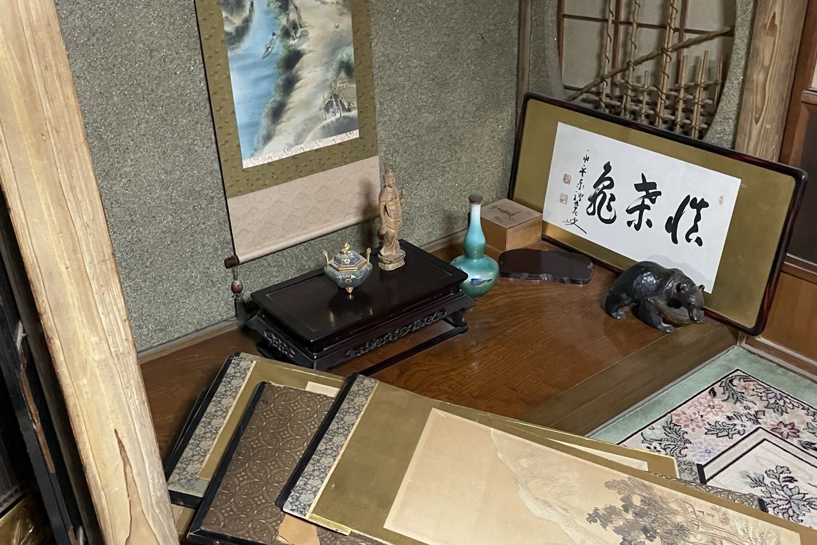 遺品整理を行う和室（掛け軸や家財の仕分け前の様子）