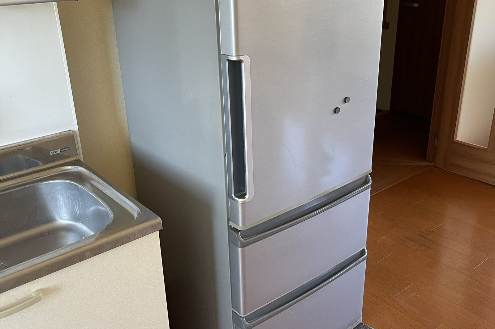 回収する冷蔵庫（家電の不用品回収）