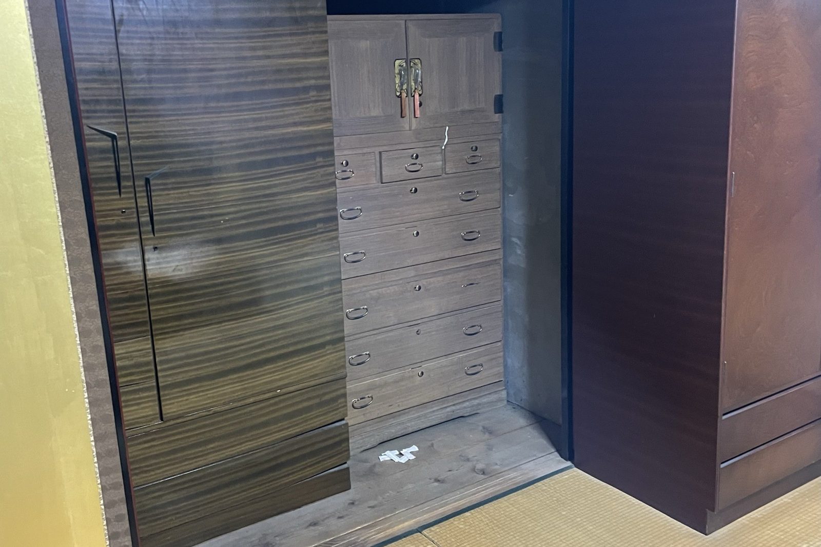 回収する婚礼タンスなどの大型家具