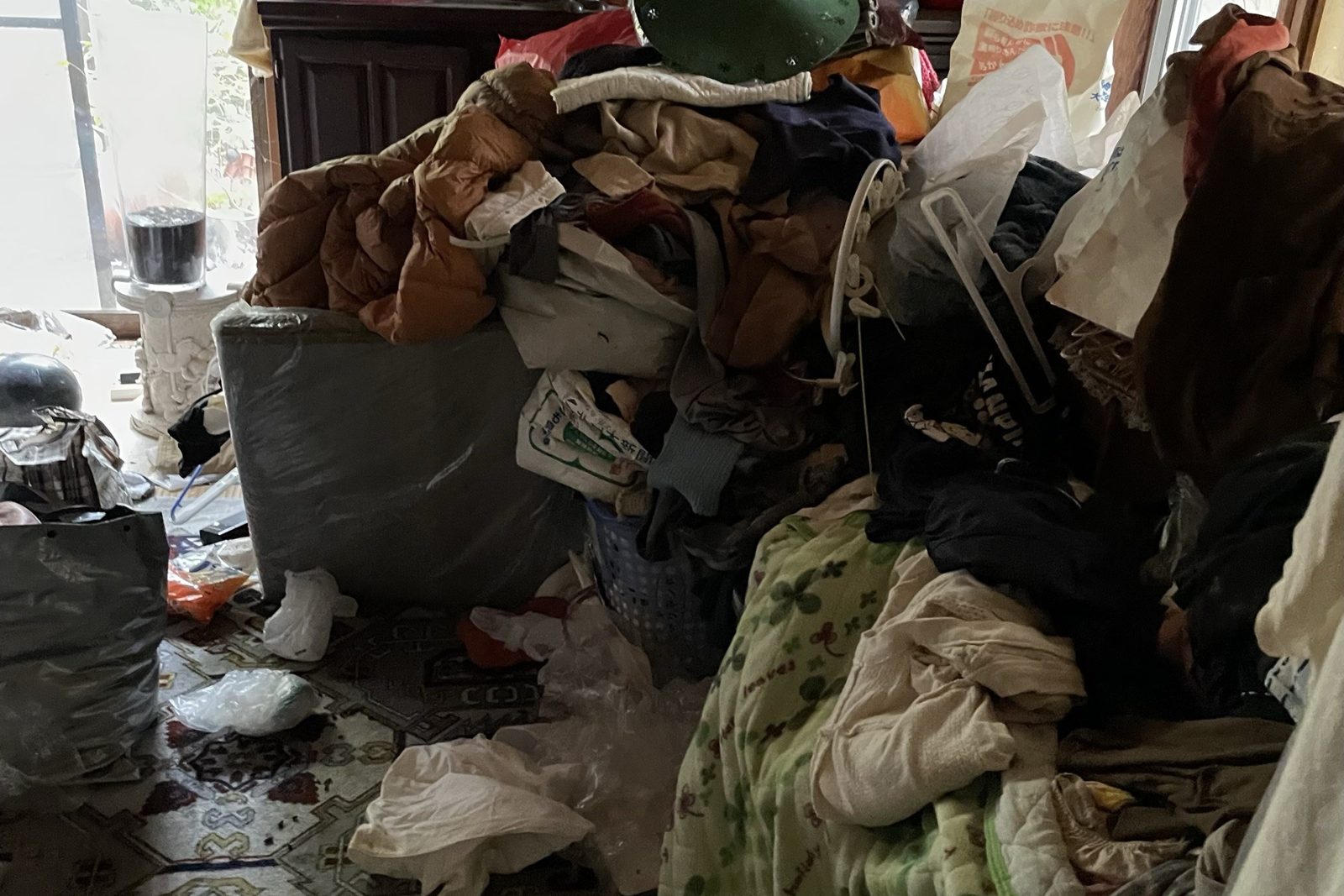 部屋にたまった大量の不用品