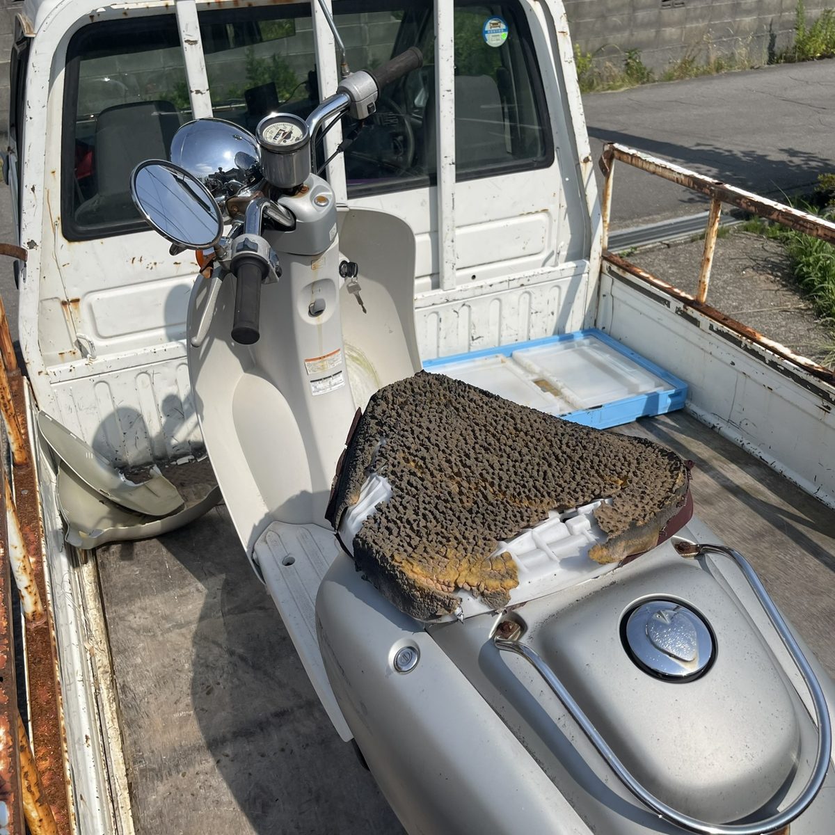 軽トラックの荷台に積み込んだ回収済みの原付スクーター（暮らしのサポートの作業写真）